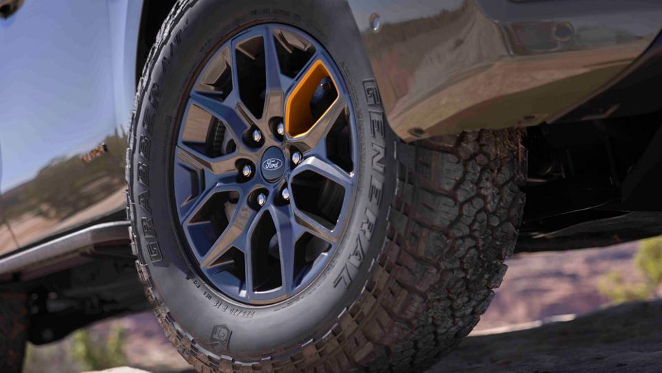 2025 Ford Expedition® Tremor® SUV 18-inch x 8.5-inch Dark Carbonized Grey-painted aluminum wheel