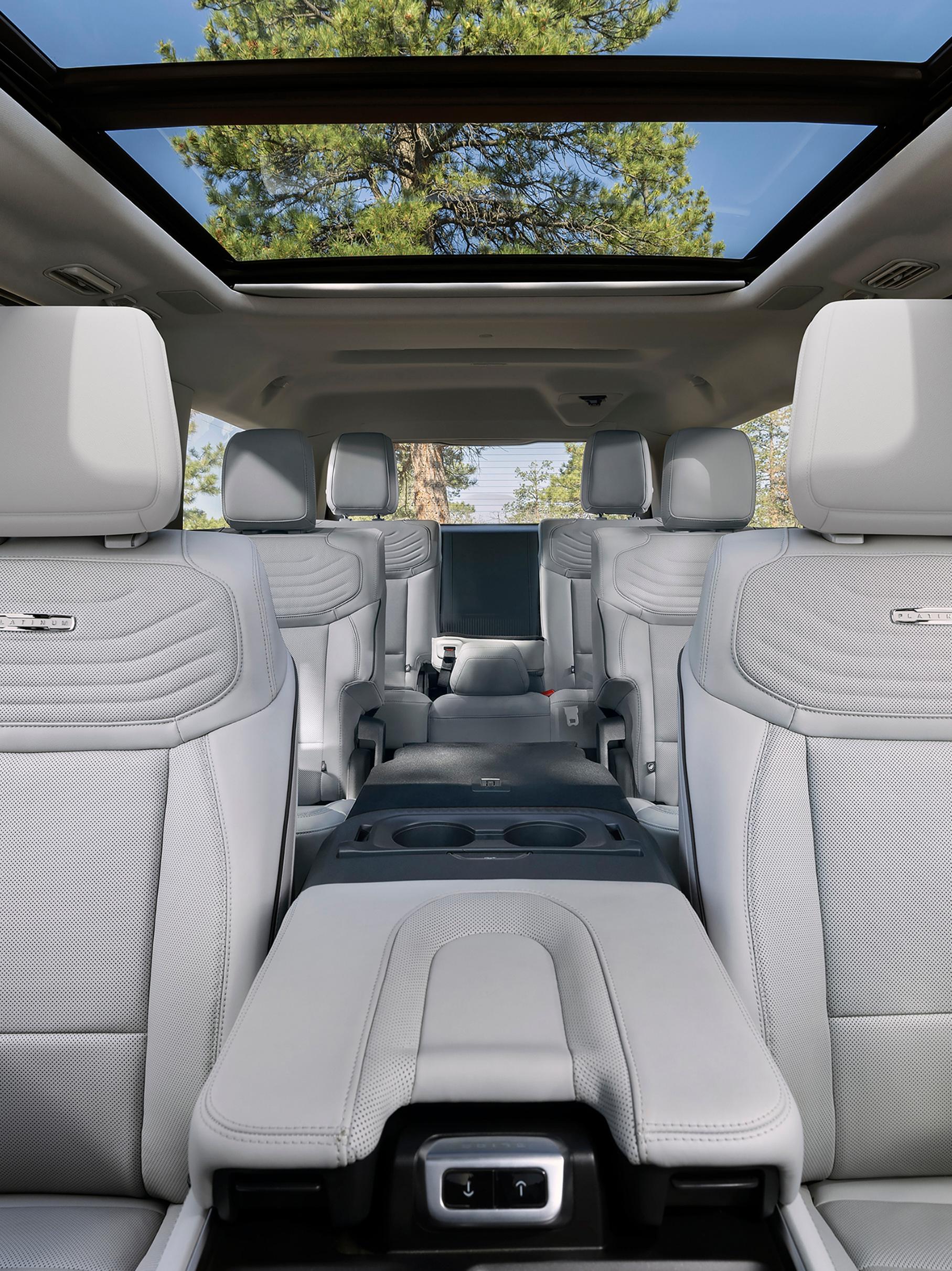 2026 Ford Expedition® Platinum™ SUV centre aisle