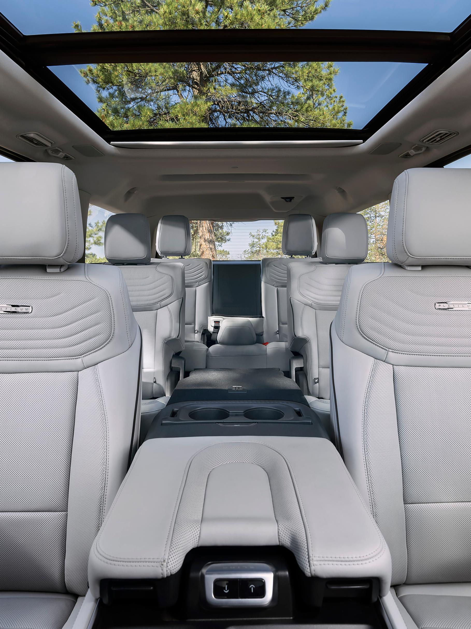 2027 Ford Expedition® Platinum™ SUV centre aisle
