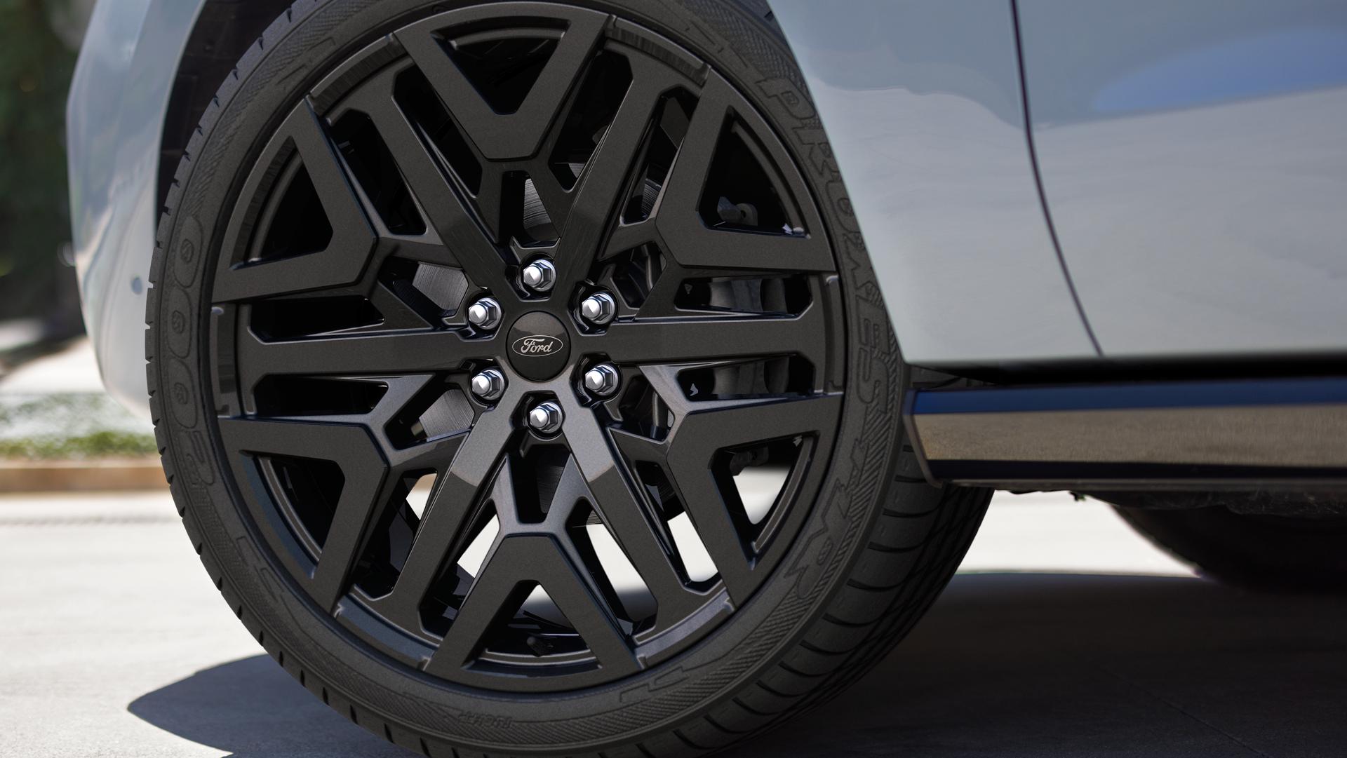 2026 Ford Expedition® Platinum™ SUV with Stealth Performance Package 24-inch x 9.5-inch Ebony-painted aluminum wheel