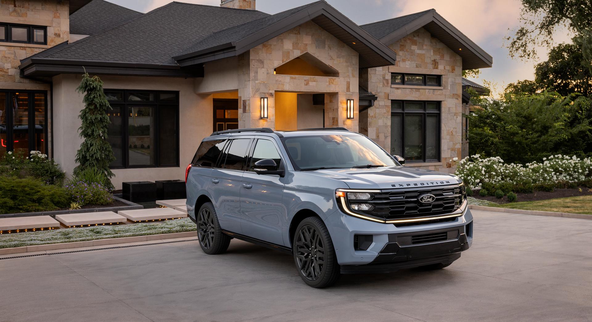 A 2026 Ford Expedition® Platinum™ SUV parked in a driveway