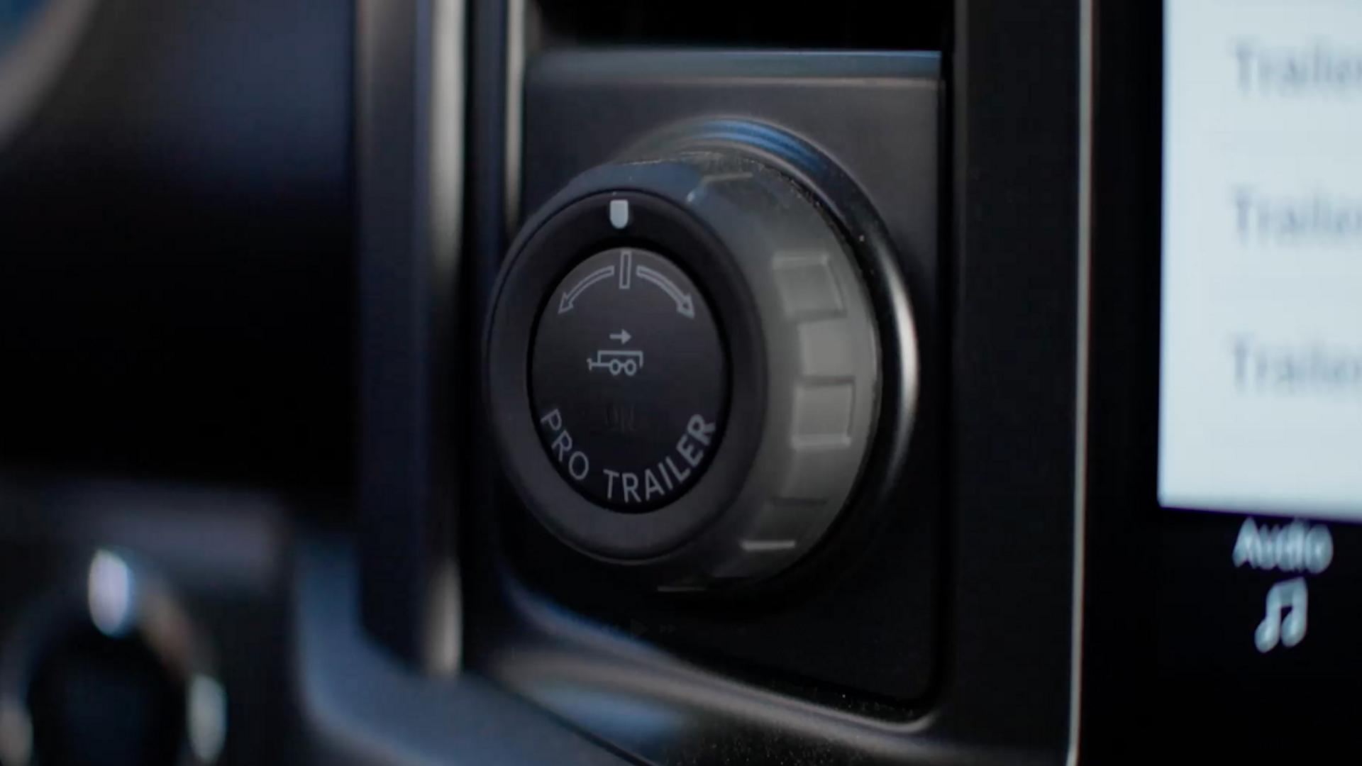 Close-up of the Pro Trailer Backup Assist™ and Pro Trailer Hitch Assist™ knob control