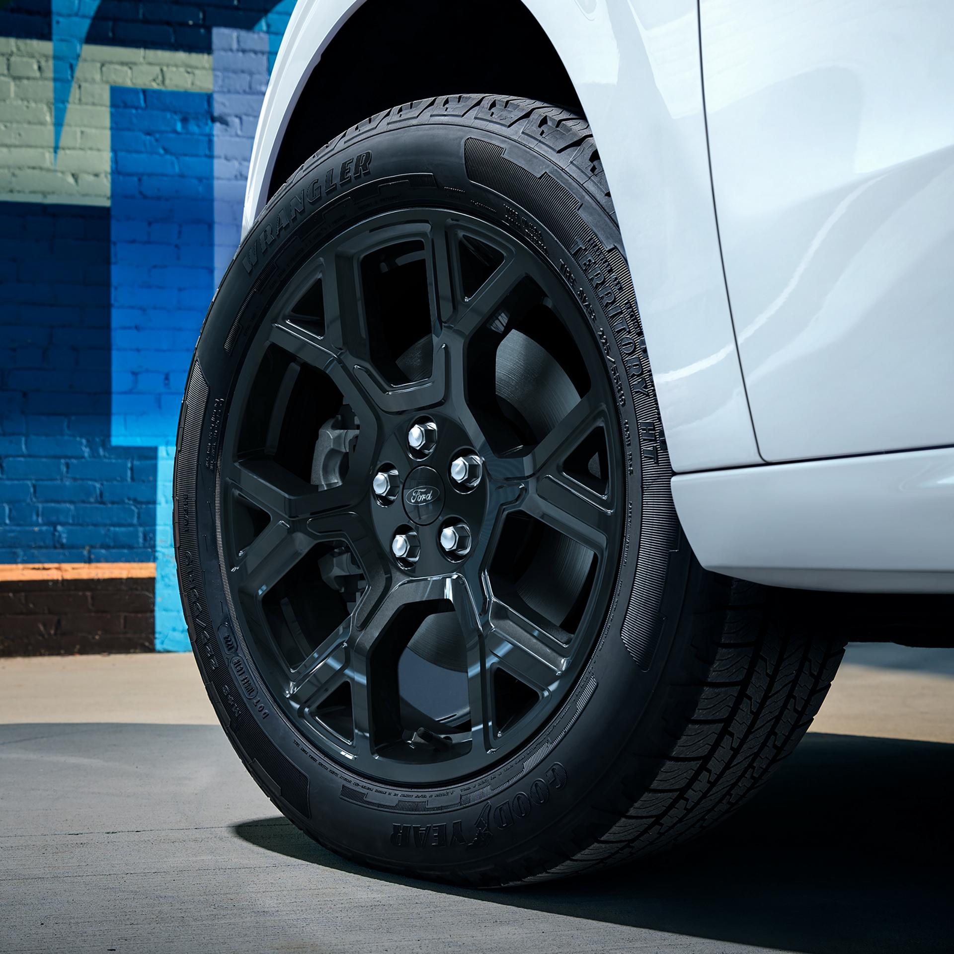 Close-up on the available 19-inch spoke wheel of a 2026 Ford Maverick Lobo™ model in Space White