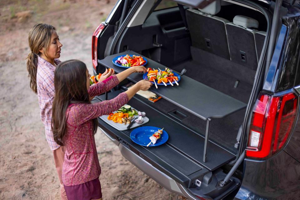 People using the Cargo Tailgate Manager in a parked 2025 Ford Expedition® SUV