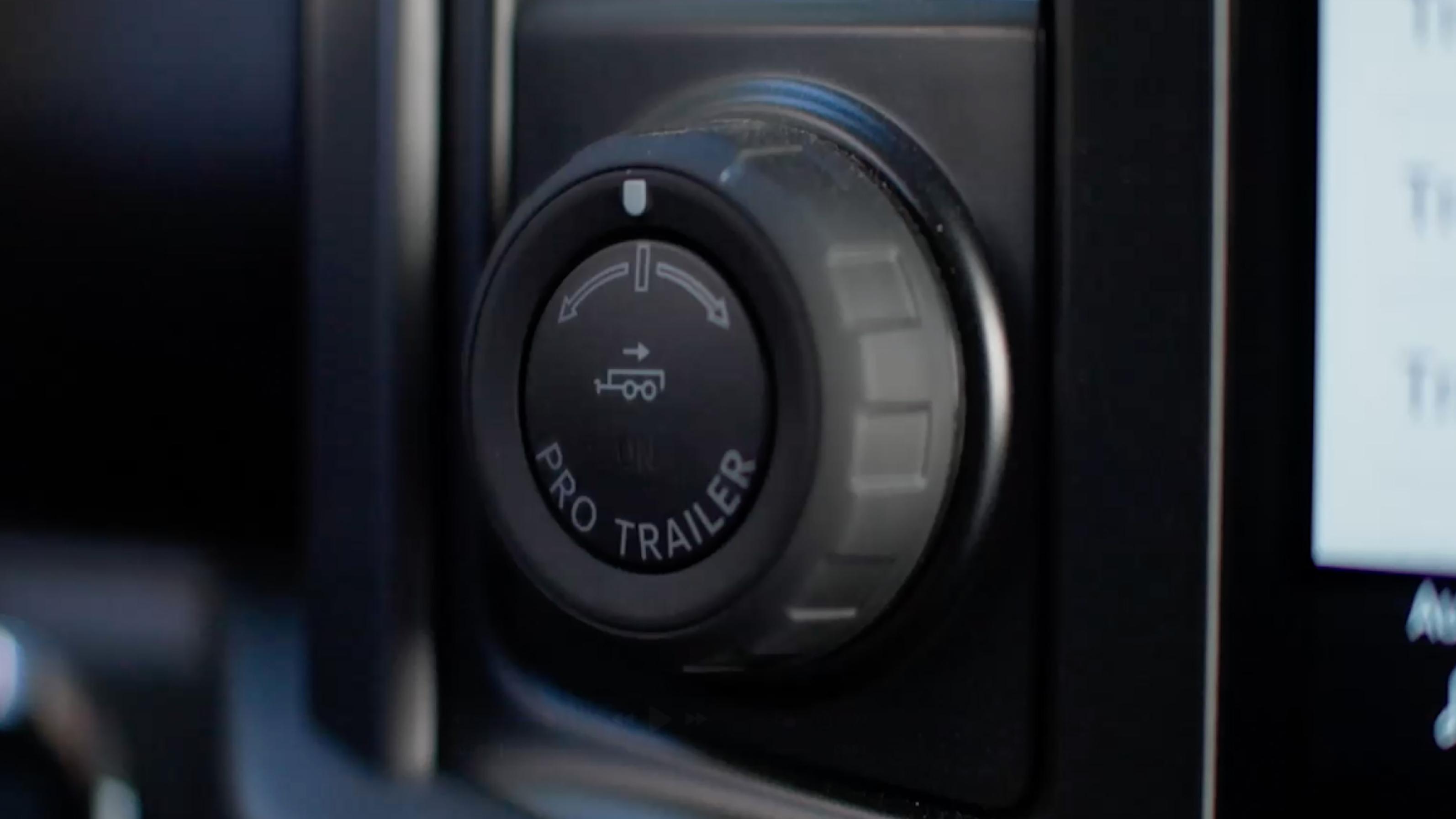 Close-up of the Pro Trailer Backup Assist™ and Pro Trailer Hitch Assist™ knob control